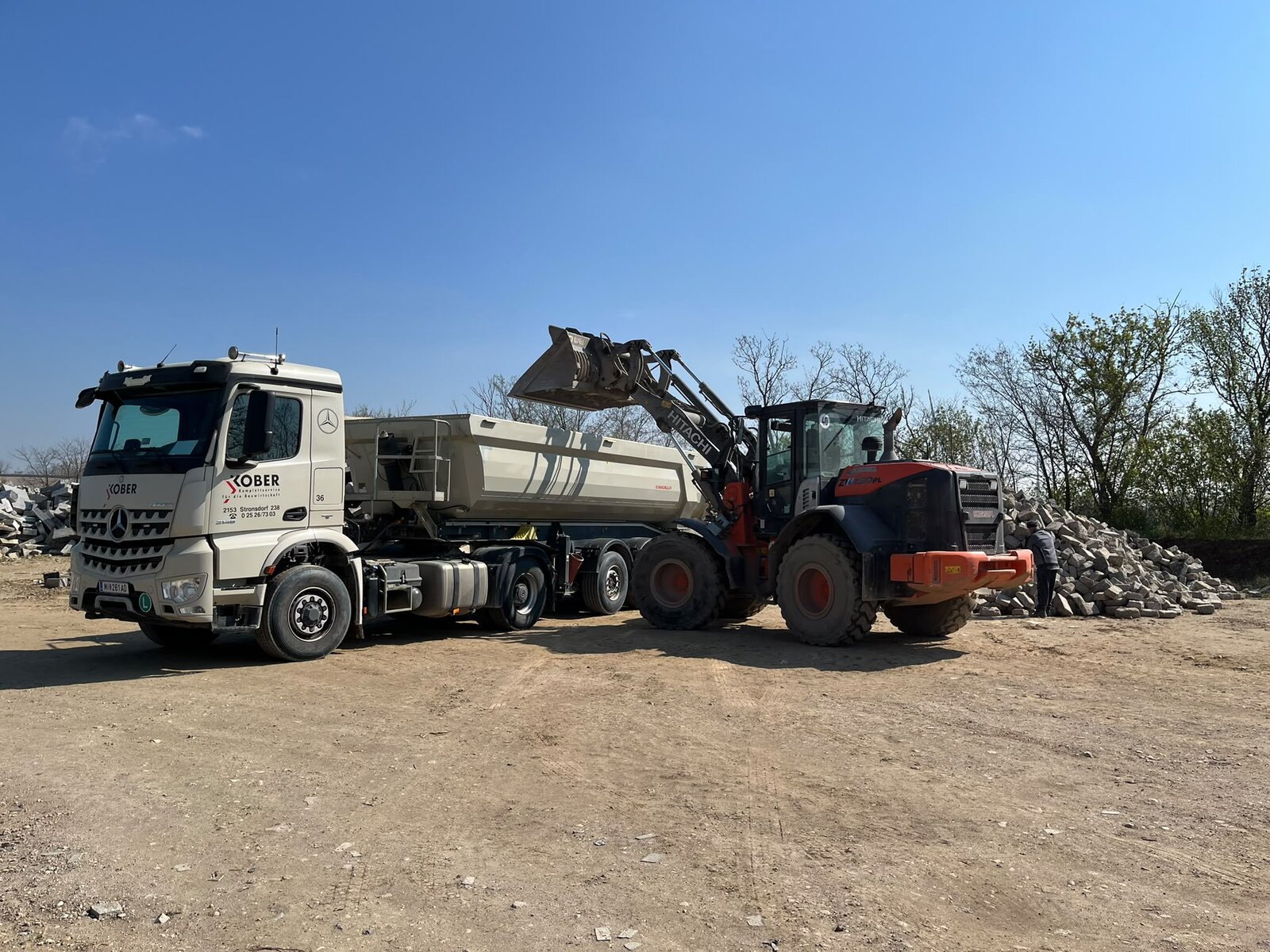 Radlader bei der Beladung eines KOBER Lkw