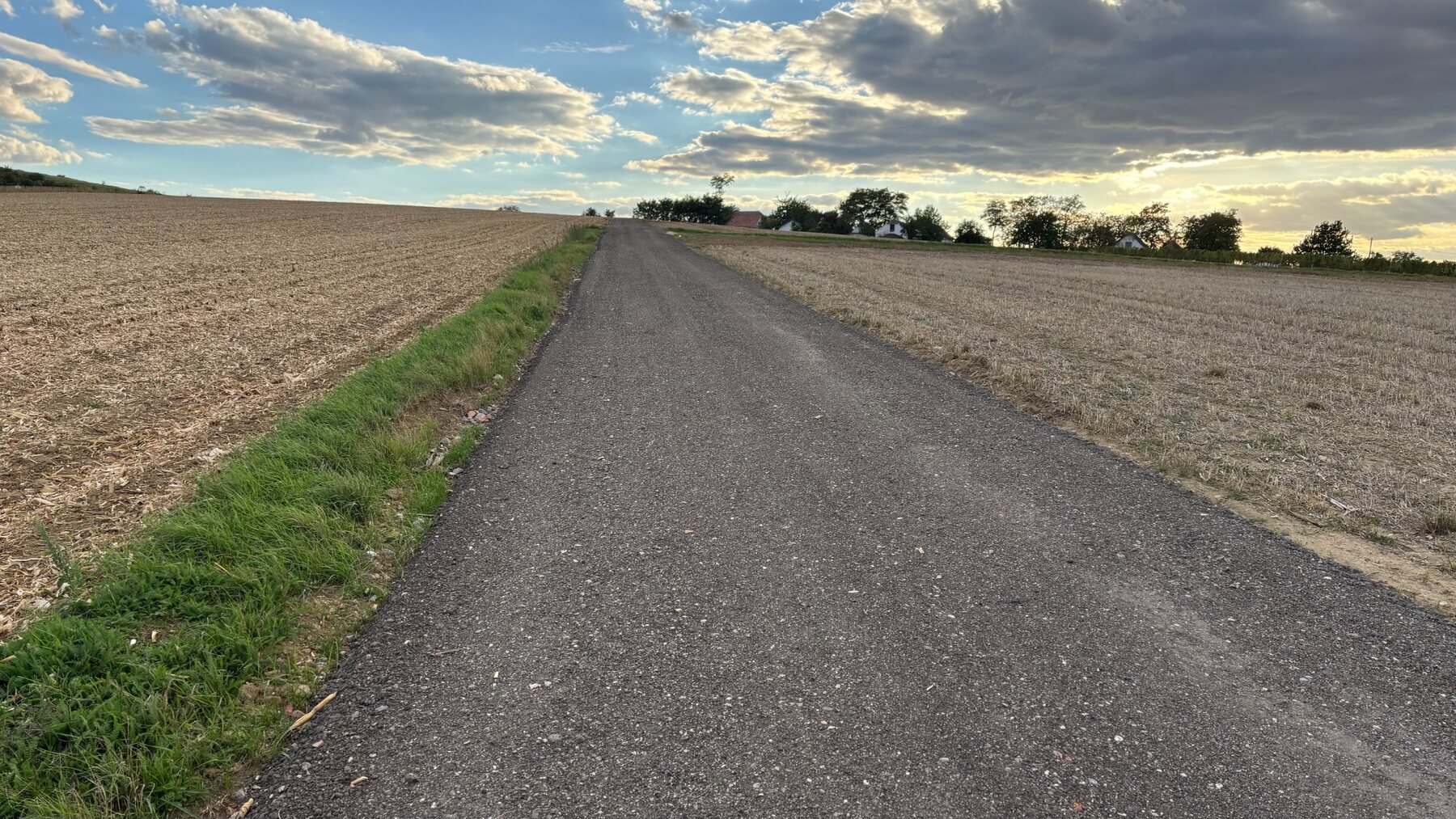 Mit Recyclingbaustoff befestigter Weg im Weinviertel